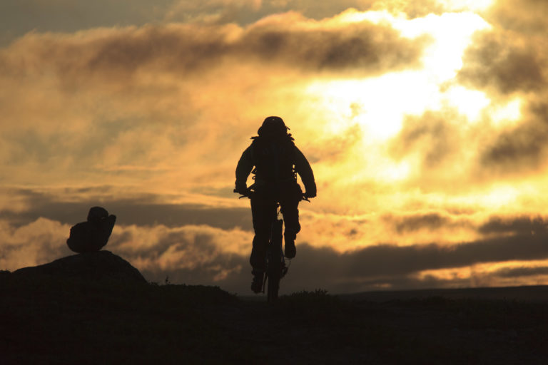Biking at Finnmarksvidda. Photo: Glød Explorer