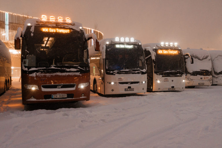M.M. Sara Transport AS only has buses that meet approved environmental standards and are well-equipped. We take environmental responsibility and safety seriously. Photo: Danil Røkke